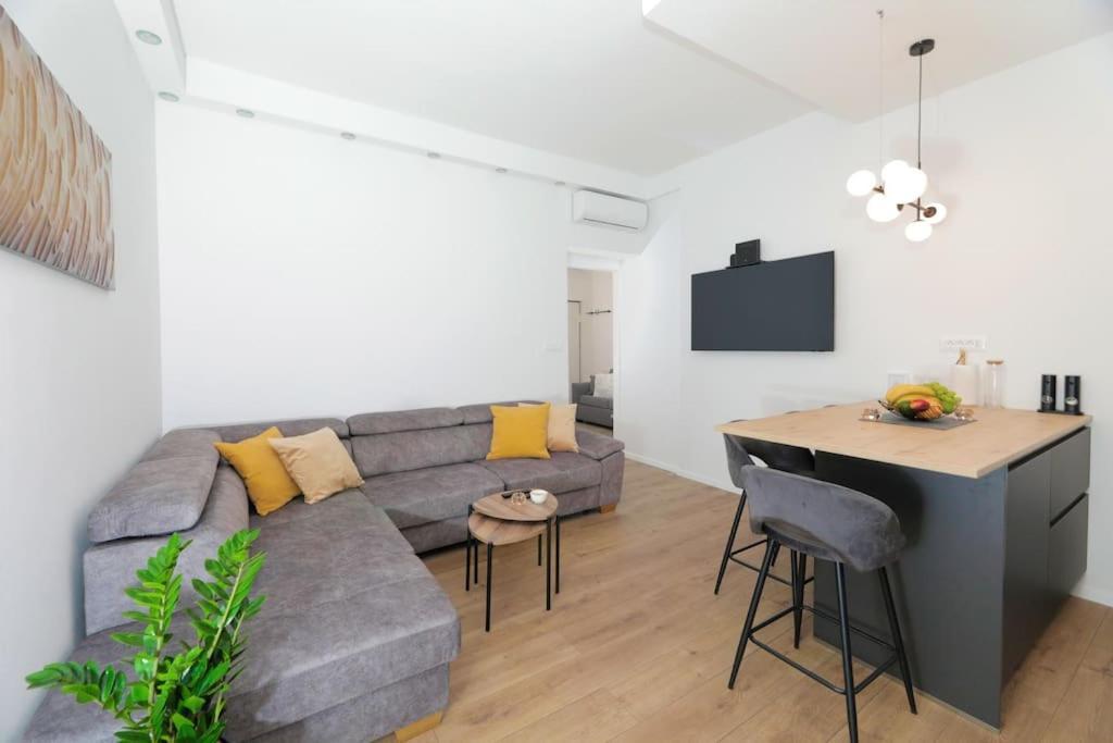 Tata Apartment Split Exterior photo